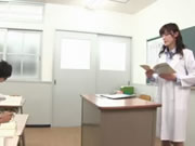 飯岡 佳奈子 教室上課校長在桌底下折磨女教師